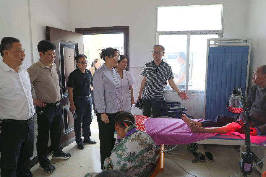 调研组在西河区域医养护理中心调研（刘钊海 摄）