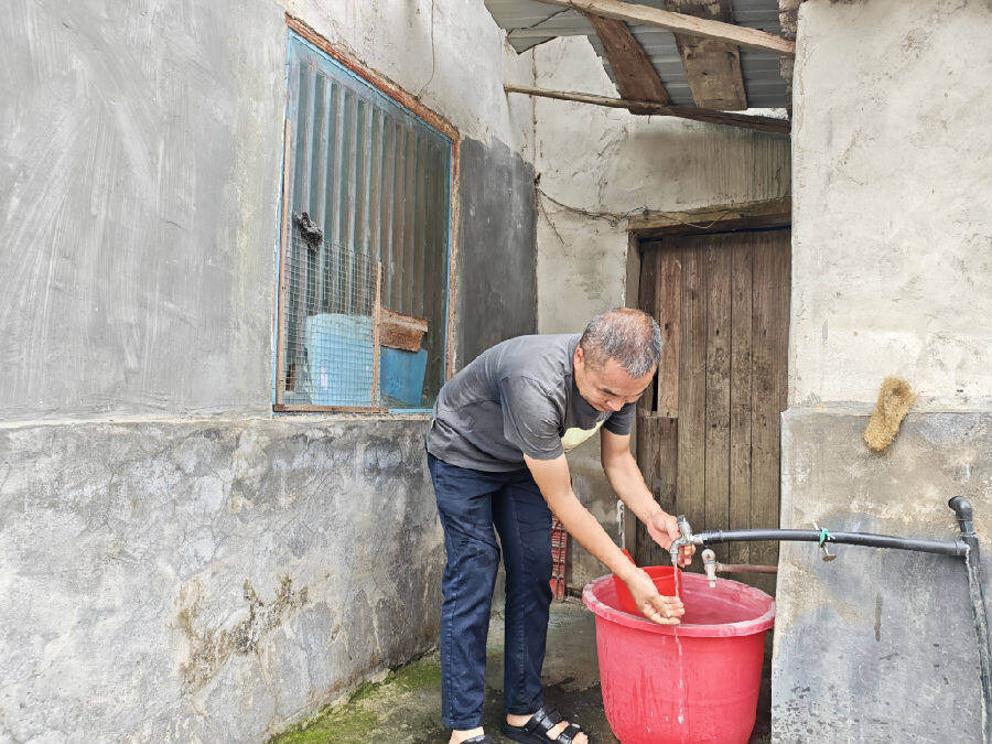 村民家中的自來(lái)水管流水潺潺（銀建華 攝）