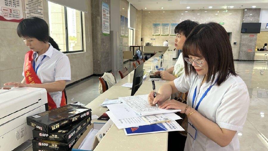“跑腿办”专员化身“政务快递员”，将文件通过“政证快”专递送抵厦门。（林少虹 摄）