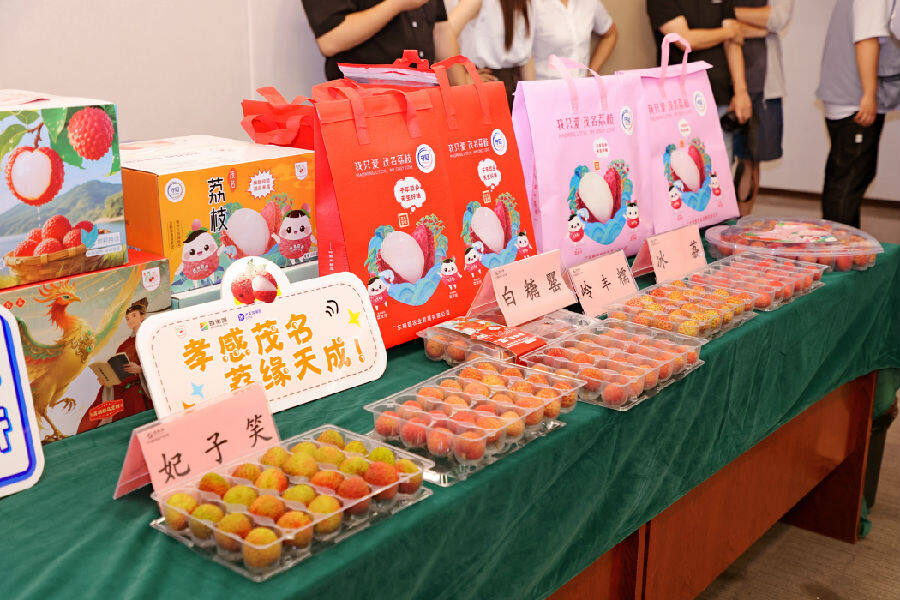  图为茂名荔枝经销商展示区（梅乐明 摄）