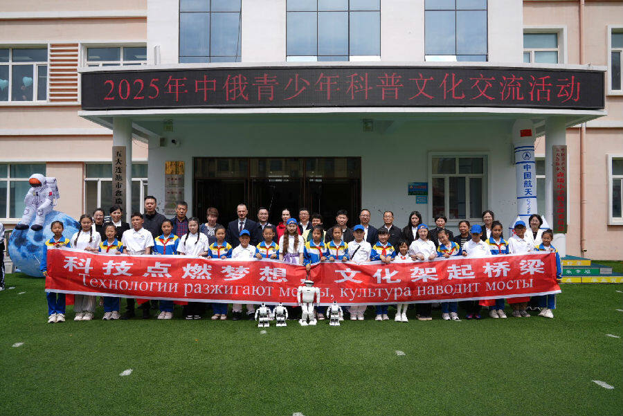 俄罗斯青少年在鑫瑞小学开展实践活动（张淼 摄）