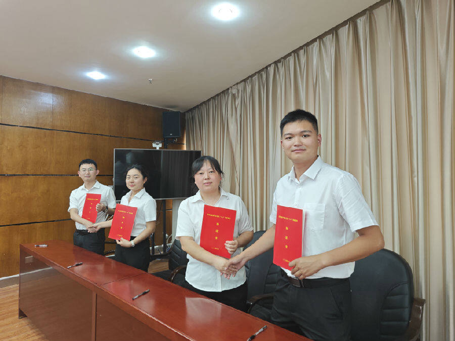 公务员“入职首课” （贾麒麟 摄）