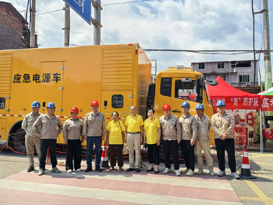 3名退休职工与公司高考保电工作人员合影留念（吴惠兰 摄）