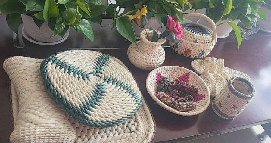 东方红村民制作的玉米叶编织工艺品（张健 摄）