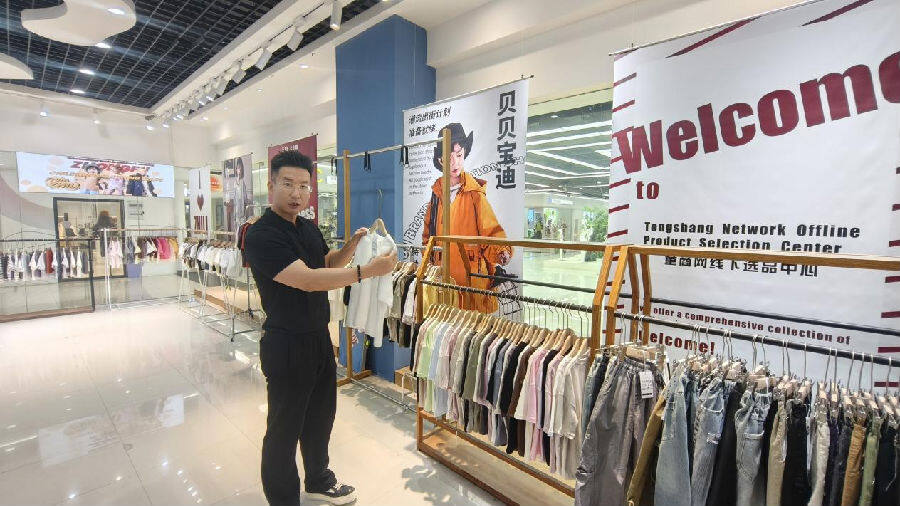 中国童装城总经理张凯在介绍童装展示品牌（曾庆华 摄）