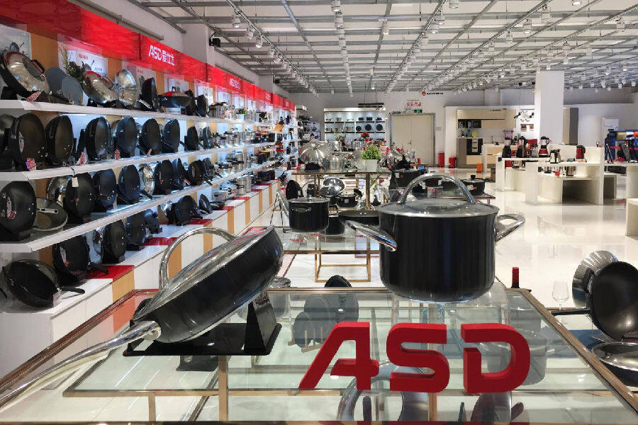 图为爱仕达炊具展销大厅（刘壮摄）