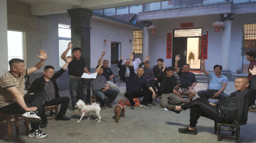 土地承包工作现场（缪玲珑 摄）