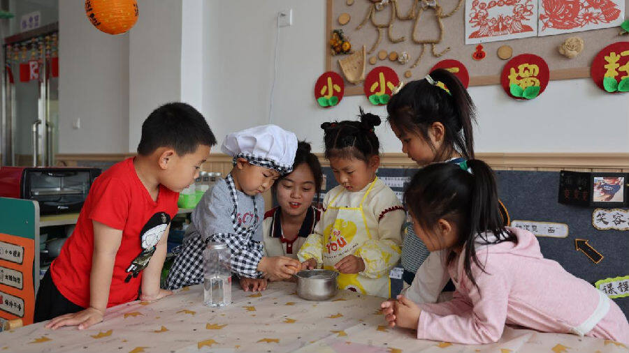 教师培养幼儿生活技能和动手能力（刘源丰 摄）