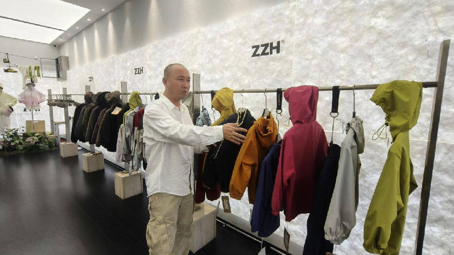 浙江壮壮虎服饰有限公司董事长朱元丙在介绍童装新品（曾庆华 摄）