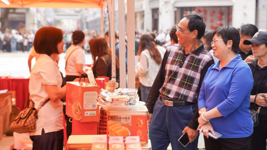 “粤桂一家亲·情浓三月三”粤桂名特优产品市集促消费活动现场吸引众多游客市民前来选购（蔡敏锐 摄）