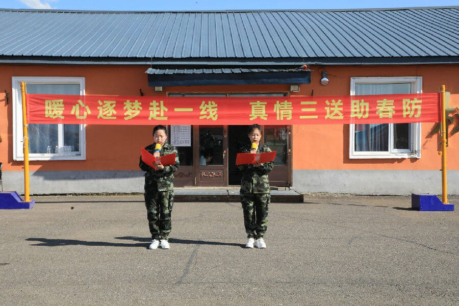 阿木尔林业局文艺轻骑兵成员诗朗诵《阿木尔的防火脊梁》（王力 摄）