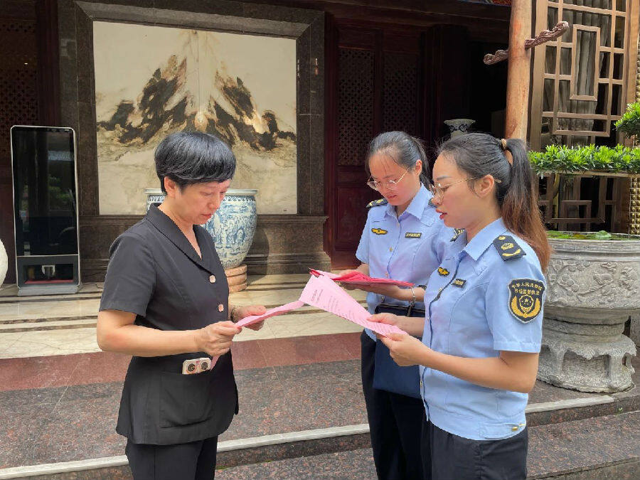 凭祥市市场监管局工作人员深入经营主体开展扩大信用修复政策宣传（陆建浩 摄）