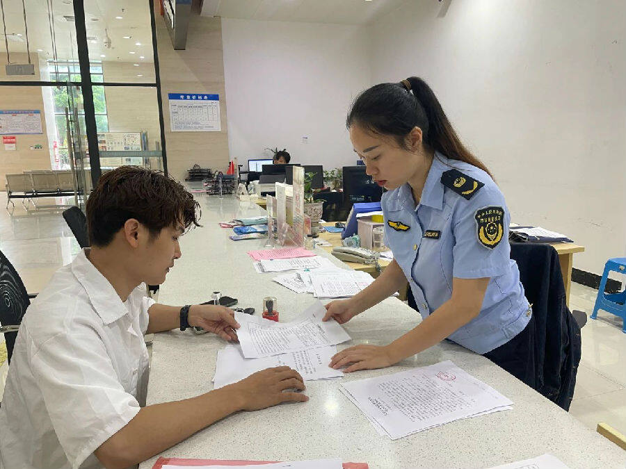 凭祥市市场监管局工作人员指导企业办理扩大信用修复业务（陆建浩 摄） 