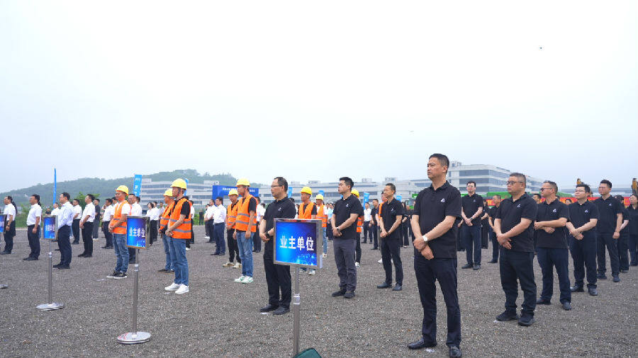 部分参加开工仪式的嘉宾和人员现场（李超 摄）