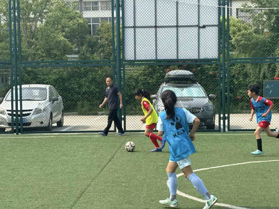 凌城小学操场同学们正在训练（薛莉 摄）