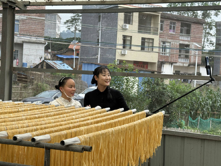图为赵梓懿（右）在腐竹加工坊里直播（朱柳蓉 摄）