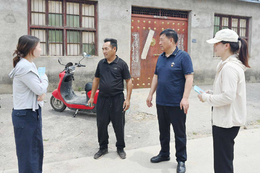 图为李集镇党建办工作人员回访张刘村民赵良虎（赵鹏 摄）