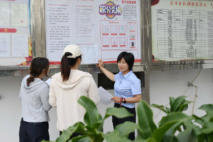 图为李集镇东圩社区向督查人员汇报“积分制”落实情况（赵鹏 摄）