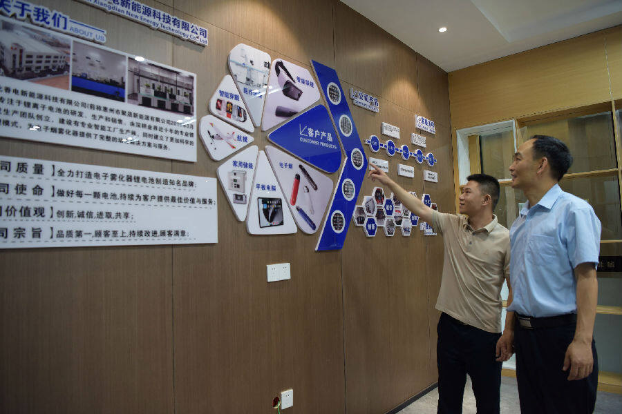 图为龟山镇党委书记邹功兵为企服务（肖杰 摄）