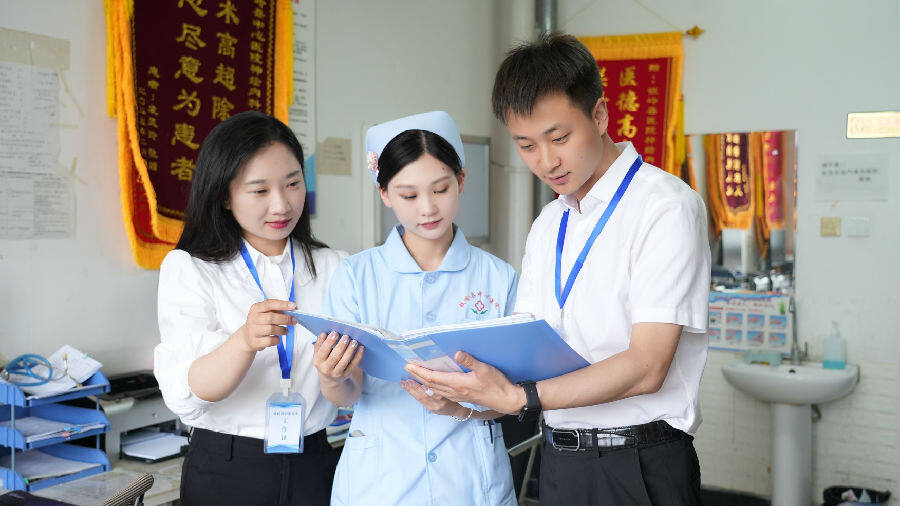 县纪监委联合县卫健局下沉式督导（吴海跃 摄）