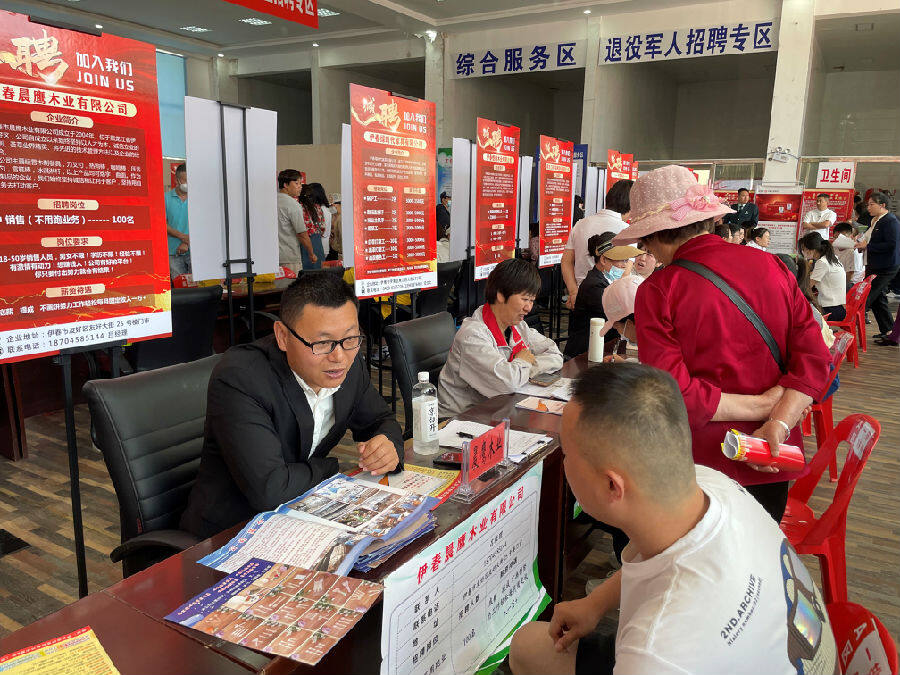 图为招聘会现场（刘方铭 摄）