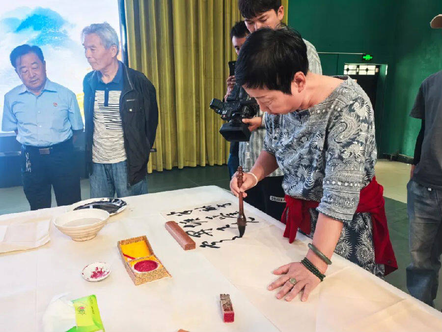书法交流活动现场（如则米则·托合提 摄）