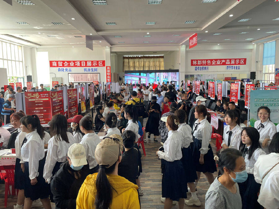 图为招聘会现场（刘方铭 摄）