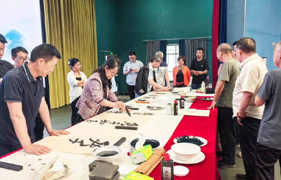 书法交流活动现场（如则米则·托合提 摄）