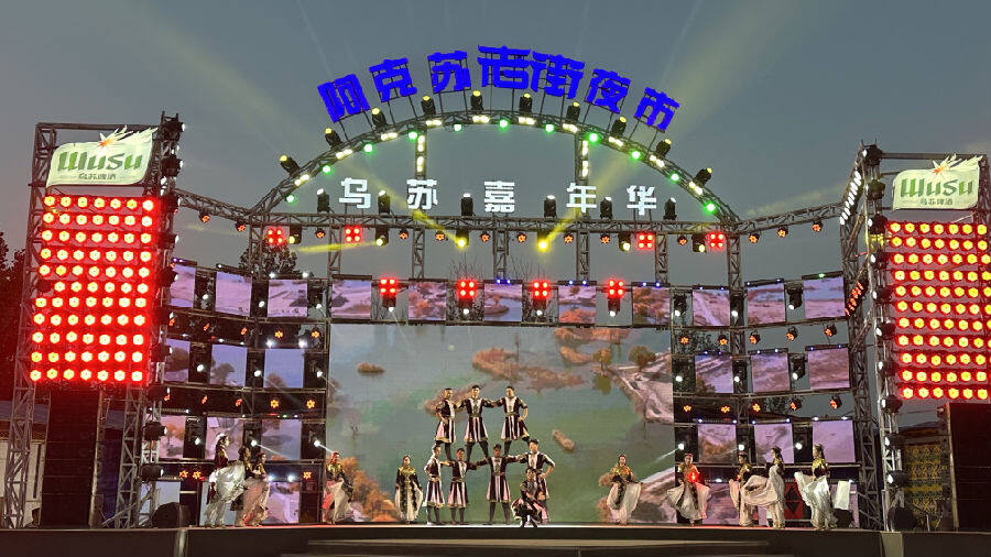 阿克苏老街夜市演出现场（邸敏 摄）