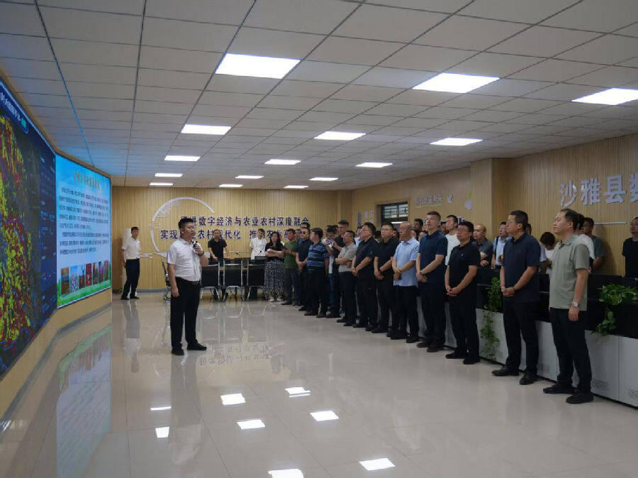 学员们在沙雅县农产品电商孵化基地进行参观（佐合热古丽 摄）