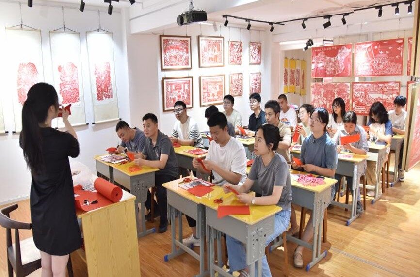 青年干部体验唤马剪纸  （侯牟恩  摄）