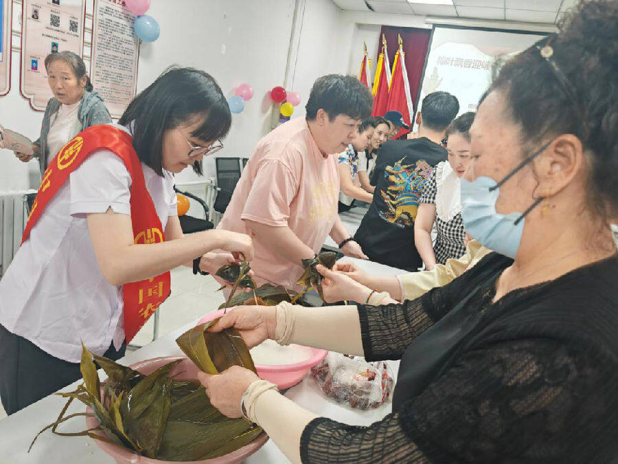 农行网点工作人员以通俗易懂的方式将金融知识传递给群众，保护金融消费者权益（潘明新 摄）