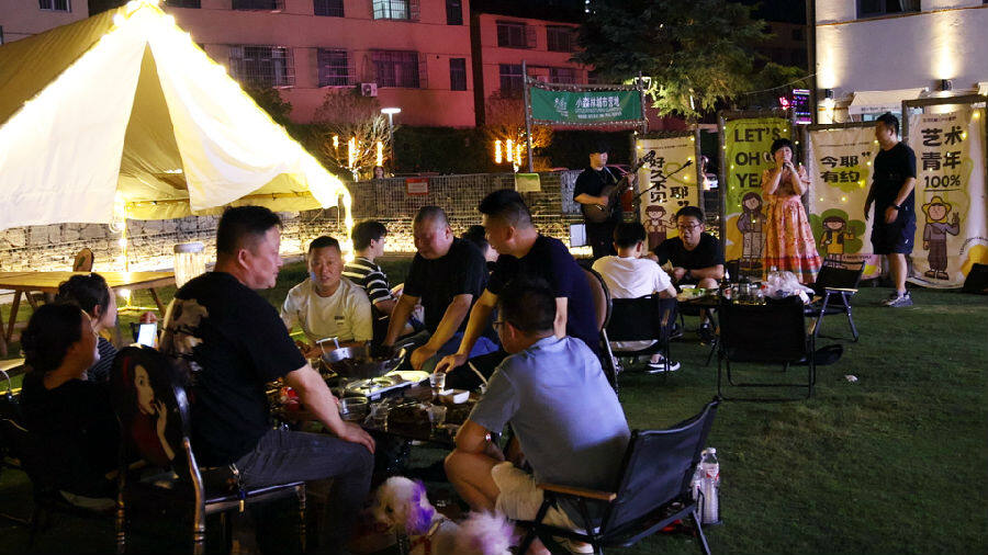 宜城市民在小森林营地露营（谢辉 摄）