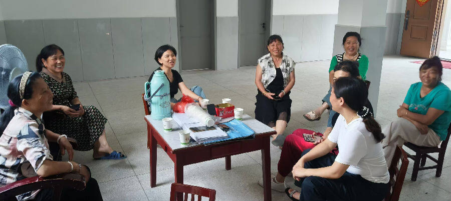 图为陈丽梅在入户宣传政策（蔡力沛 摄）