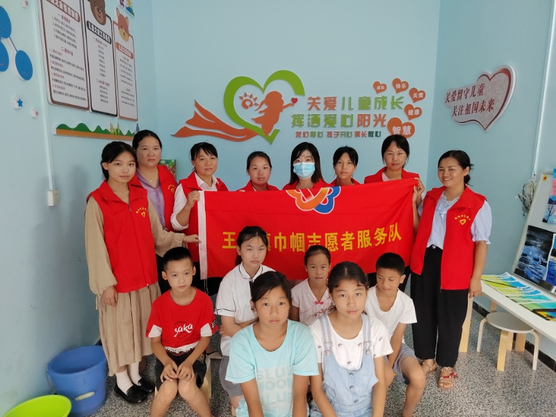 图为邀请专家协助希望家园辅导儿童心理健康（蔡力沛 摄）