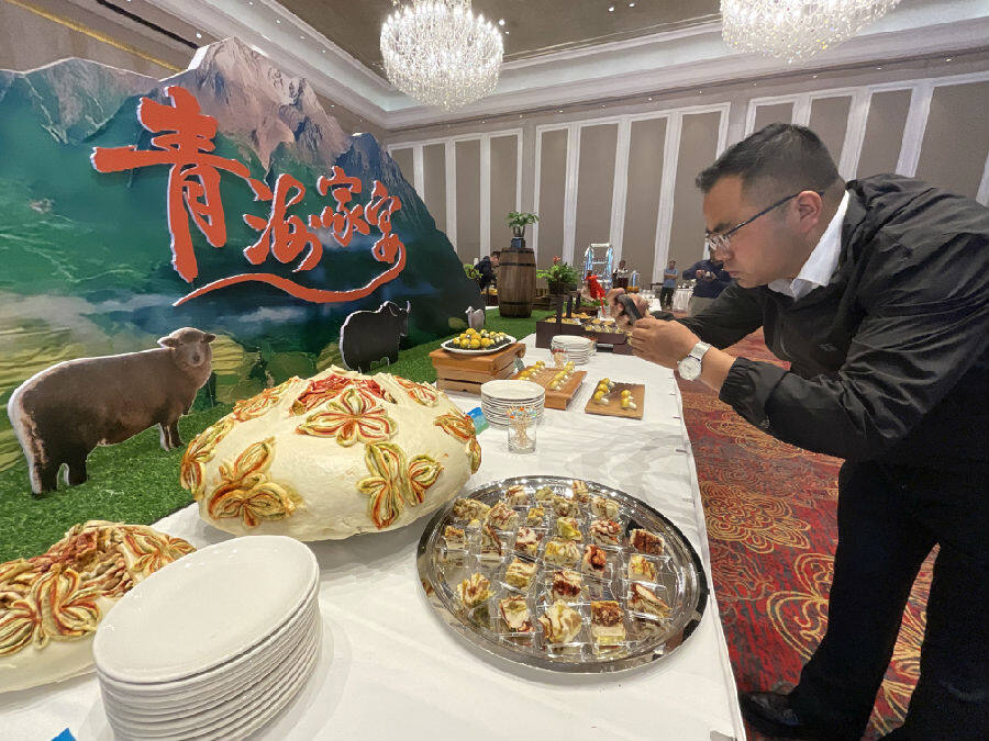 青海大月饼吸引嘉宾 （申维祖 摄）