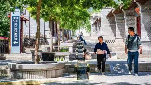 游客在“老家 浪街”游玩（彭昱 摄）