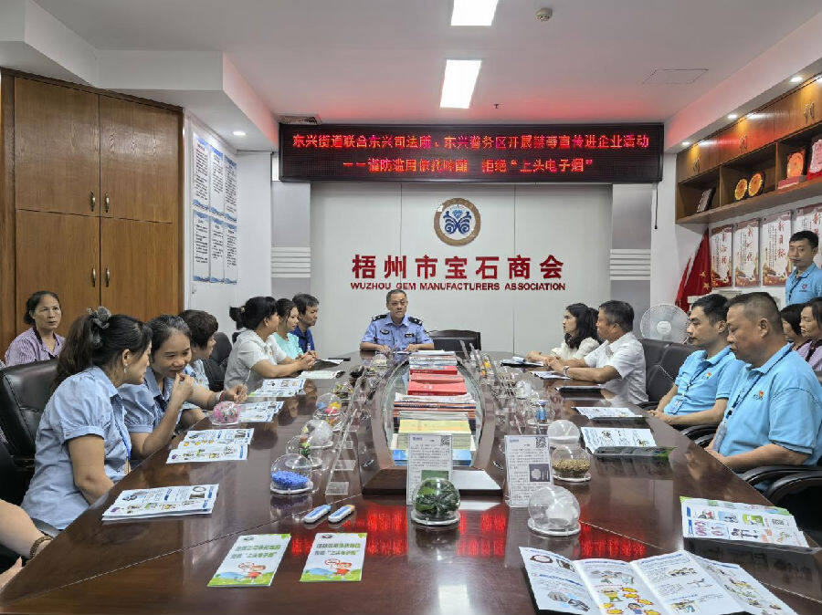 图为禁毒宣传进企业增强职工防毒意识（钟珍 摄）
