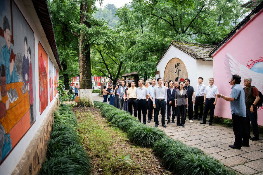 与会人员到长兴县小浦镇八都岕参观艺术乡建（陈洁 摄）