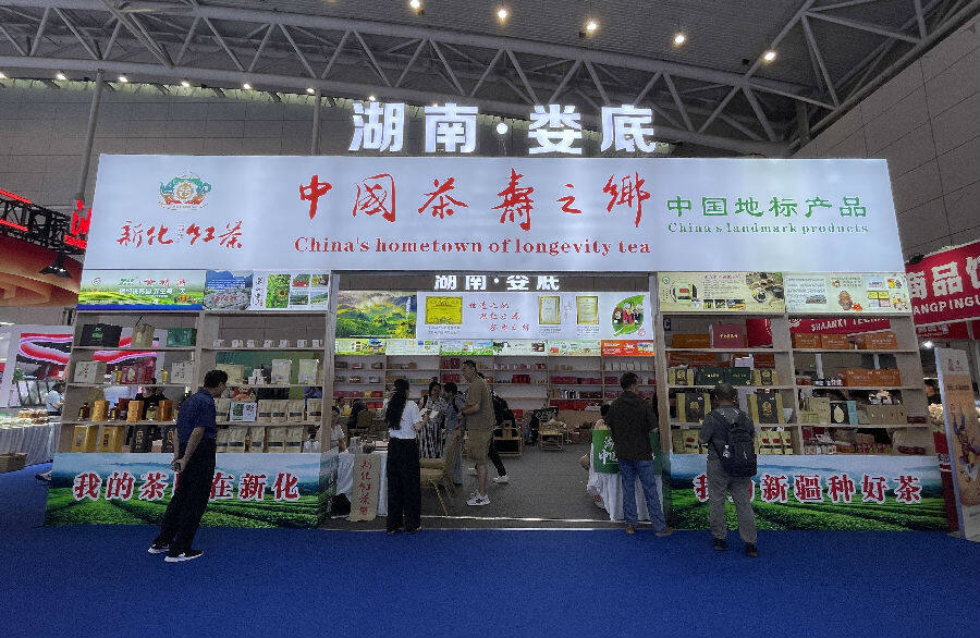 图为2025（中国）亚欧商品博览会湖南娄底新化展位。（翟锦绣 摄）
