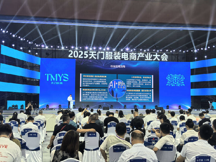  图为专家作主旨演讲（余惠玲 摄）