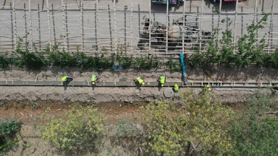 图为50余名施工人员干劲十足（地拉吾尔 摄）