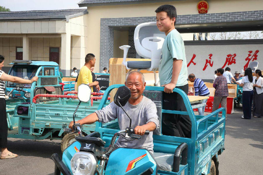 发放仪式活动现场（张南宁 摄）