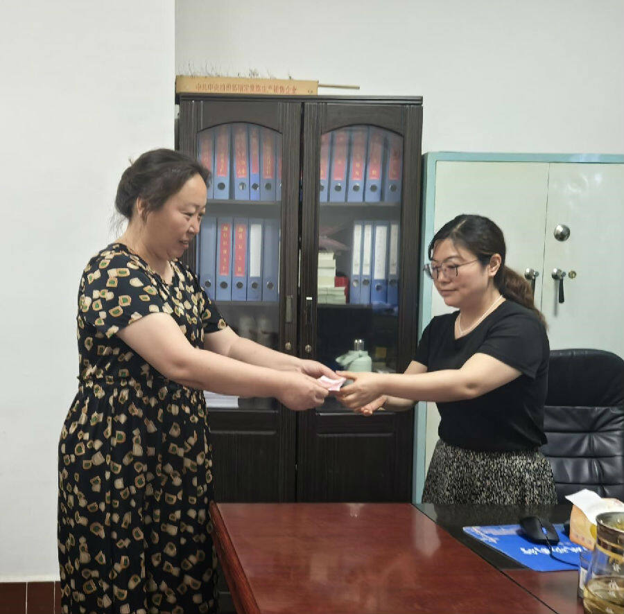 退休老党员周仕荣同志的侄媳帮其交上人生最后一笔党费（唐琪 摄）