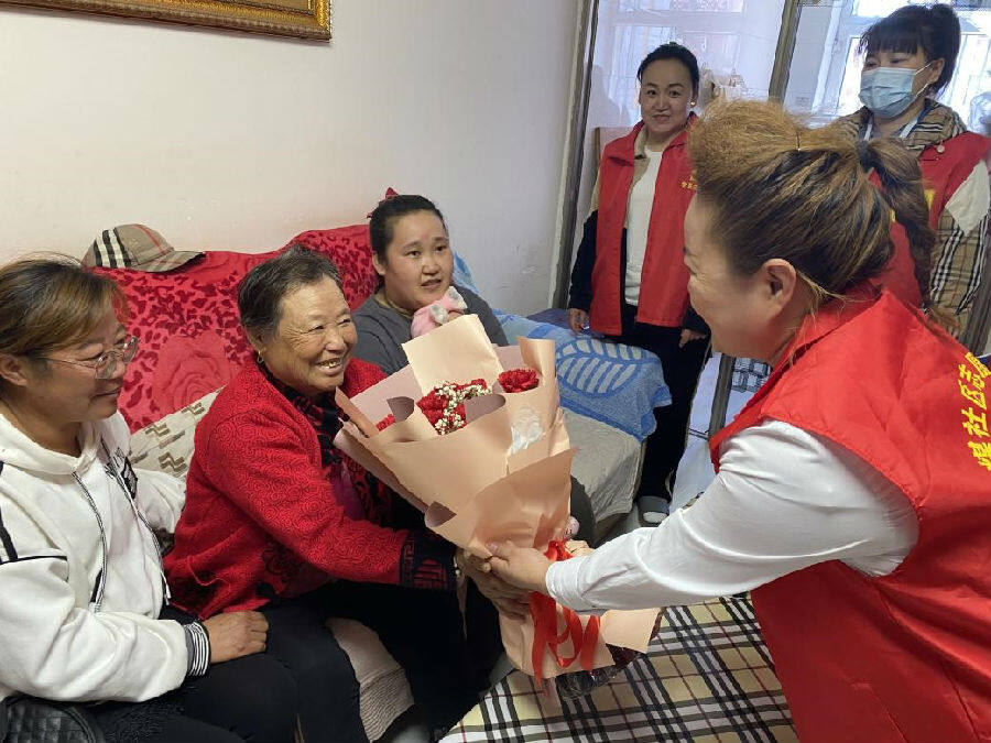 精细服务暖民心(郝梁延 摄)