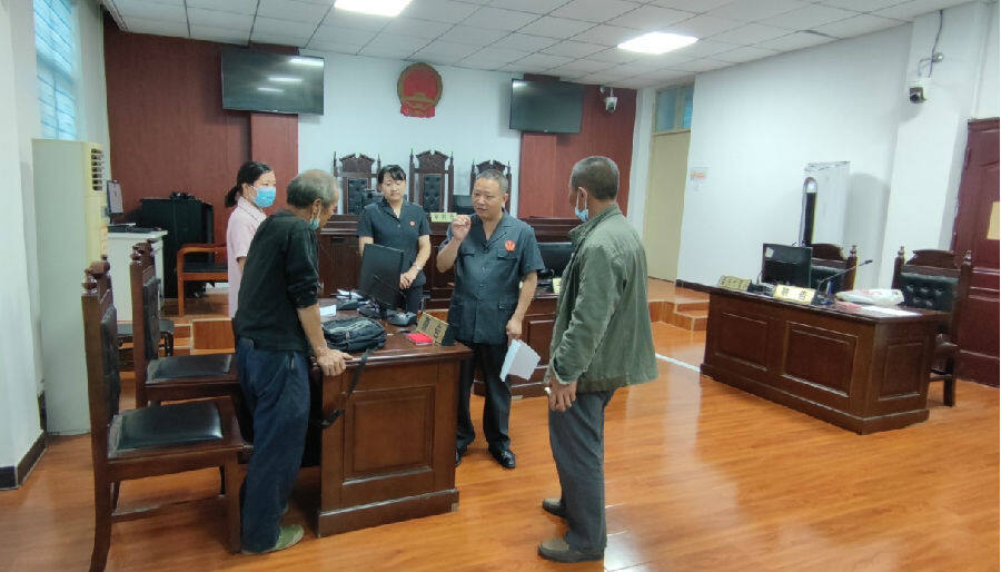 老君庙法庭庭长叶宸（右二）现场调解（王国辉 摄）
