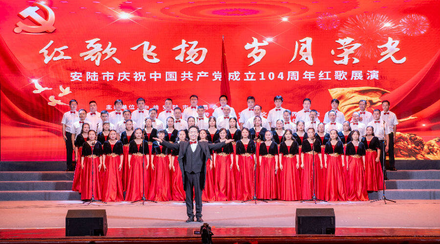 混声合唱《大中国》（侯向东 摄）