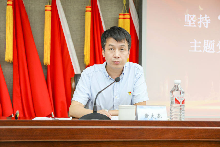  黄大春在作专题纪律党课（陈翔 摄）