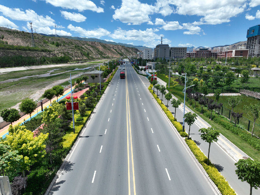 漳县滨河路(刘卓杰 摄)