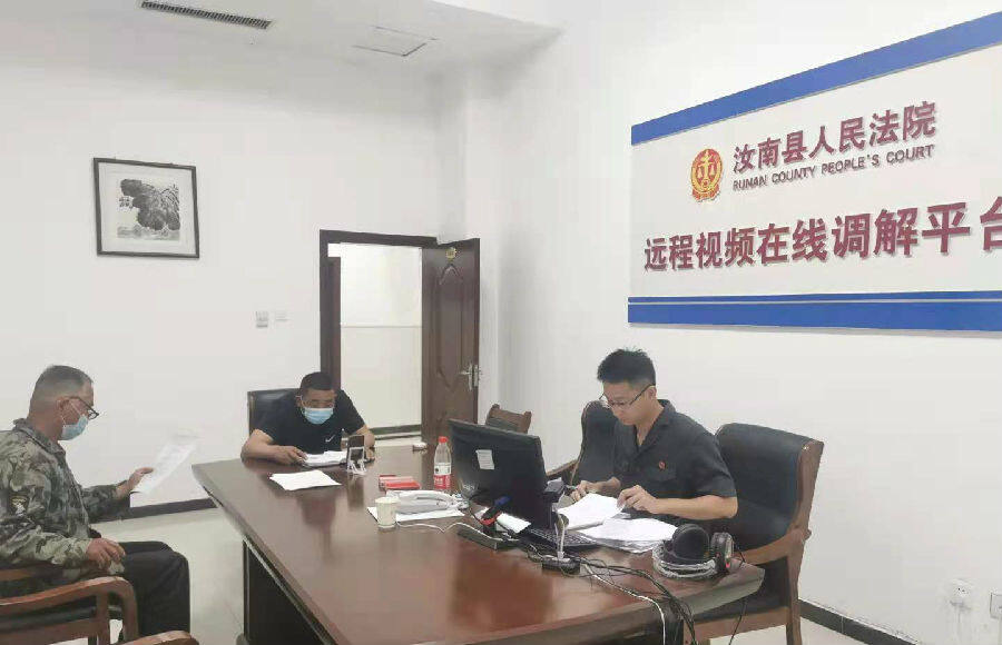 利用远程视频在线调解平台化解矛盾（王国辉 摄）